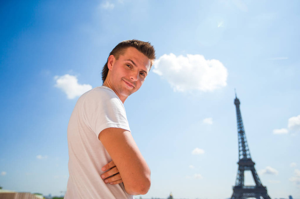Ευτυχισμένος άνθρωπος στο ιστορικό Παρίσι τον πύργο του Άιφελ  - Φωτογραφία, εικόνα