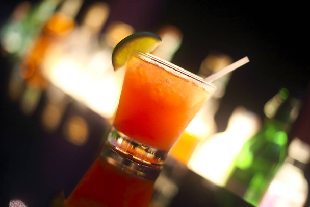 Cóctel de salida del sol tequila en el fondo del bar de noche
 - Foto, imagen