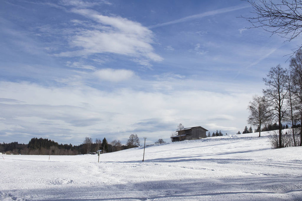χιονισμένη καλύβα το χειμώνα σε Άλπεις Ammergau κοντά σε σπα της Βαυαρίας - Φωτογραφία, εικόνα