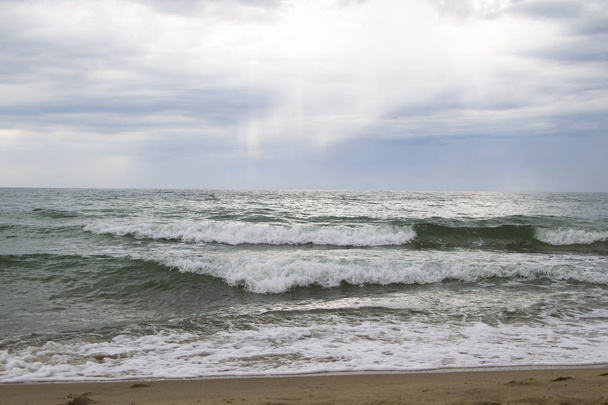 Paysage marin avec des nuages dans le ciel avec des vagues
 - Photo, image
