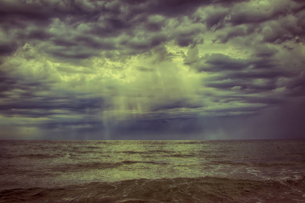 空と海の暗い風景雲の波 - 写真・画像