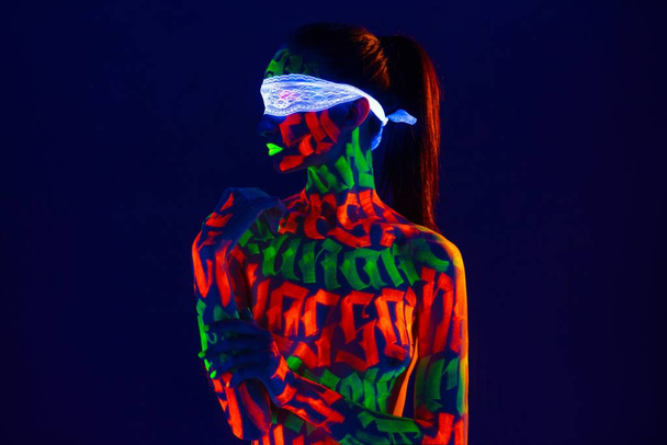 Girl with beautiful UV bodyart profile shot - Foto, Imagen