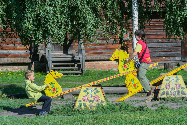 2009.08.29, Vladimir, Rússia. as crianças se divertem no parque. Infância ativa em tempo de verão
. - Foto, Imagem