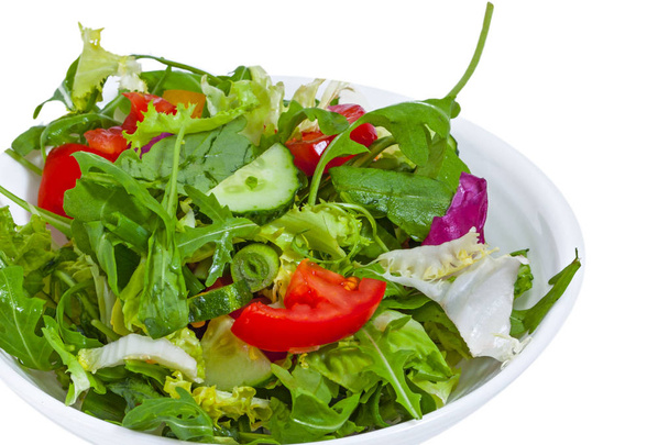 Friss növényi saláta lemez, elszigetelt - Fotó, kép