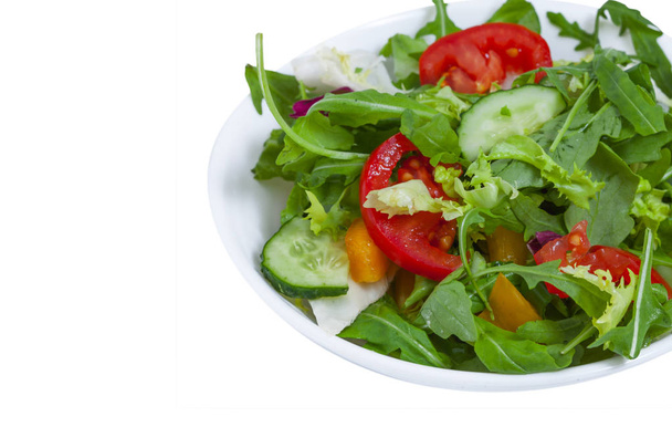 Ensalada de verduras frescas en plato, aislada
 - Foto, imagen