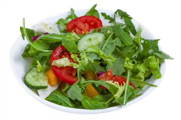 Salade de légumes frais dans une assiette, isolée
 - Photo, image