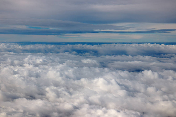 Gyönyörű kilátás nyílik a sík, a felhők felett - Fotó, kép