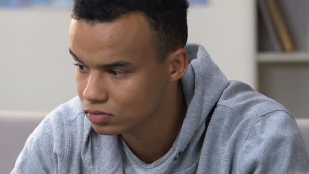 nervöser junger afrikanisch-amerikanischer Kerl im Psychologenbüro, Depressionstherapie - Filmmaterial, Video