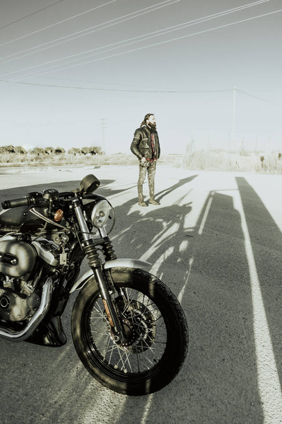 オフロードのオートバイを持つ男 - 写真・画像