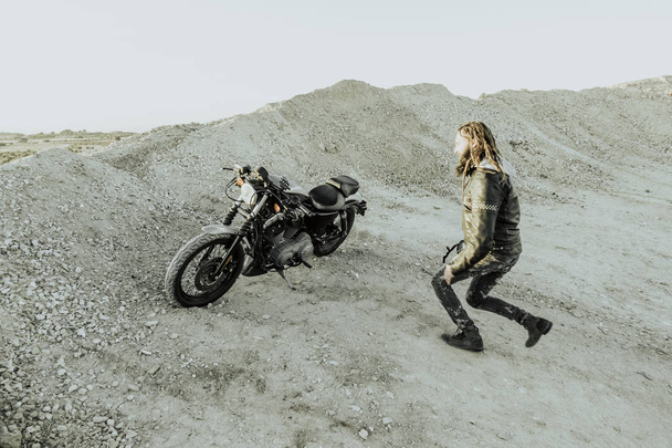 Человек с мотоциклами на дороге
 - Фото, изображение