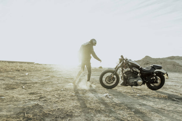 Homem com motocicletas na estrada
 - Foto, Imagem