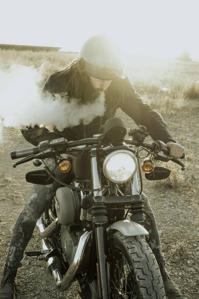 Hombre fumando con motocicletas en la carretera
 - Foto, Imagen