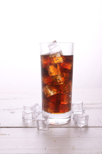 Coke in een glas met ijs. - Foto, afbeelding
