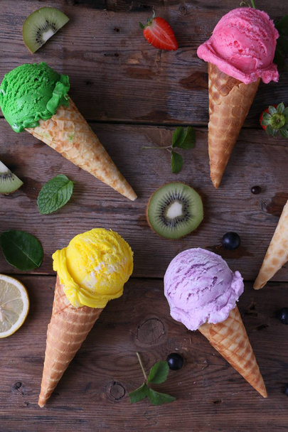 Variedade de cones de sorvete na mesa de madeira
. - Foto, Imagem