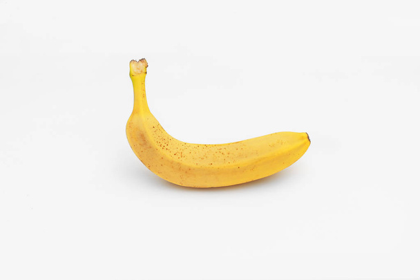 Single yellow ripe banana isolated on white background - Foto, Imagem