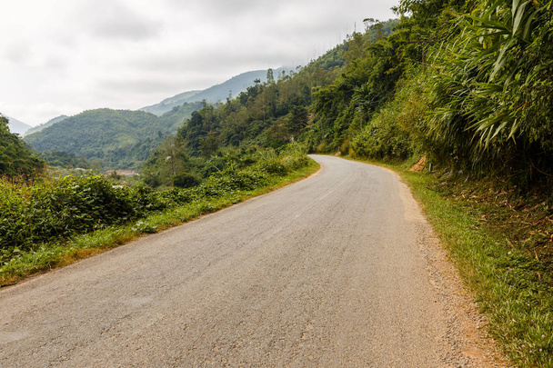 strada asfaltata in montagna, provincia di Oudomxay Laos
 - Foto, immagini
