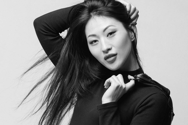 asian model in black jacket posing in studio - Foto, immagini