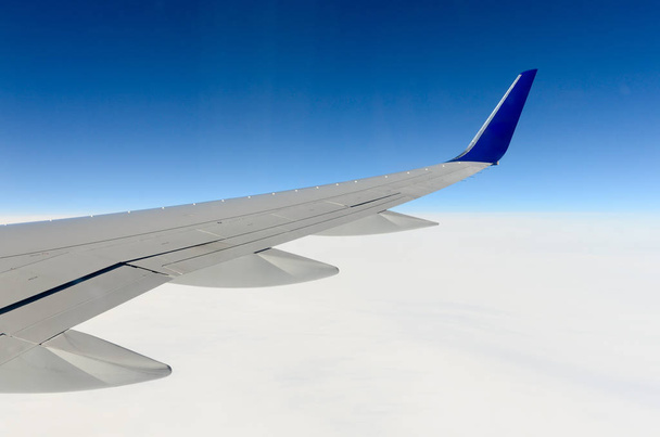 Крыло самолета над белым ландшафтом Гренландии
 - Фото, изображение