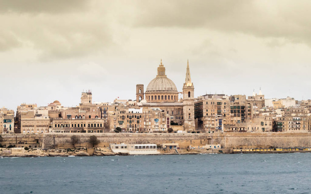 Panorámás kilátás nyílik a látóhatár történelmi Valletta viharos napon - Fotó, kép