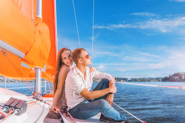 un homme et une femme passent du temps ensemble sur un yacht
 - Photo, image