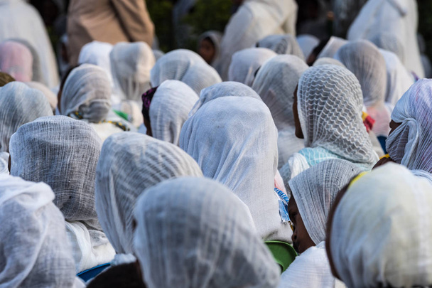 Donne ortodosse etiopi con mantelli bianchi che pregano nella chiesa di Miskaye Hizunan Medhanealem ad Addis Abeba Etiopia
. - Foto, immagini
