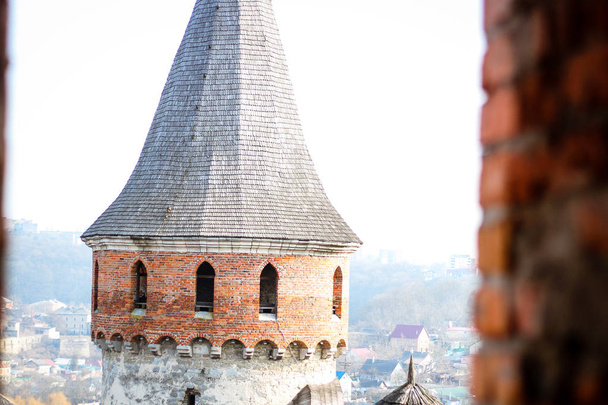 古い建築と石。Kamyanets Podilsky 城。毎日の写真。城の詳細。木の梁。石の壁とフェンス。塔や回廊。パティオ. - 写真・画像