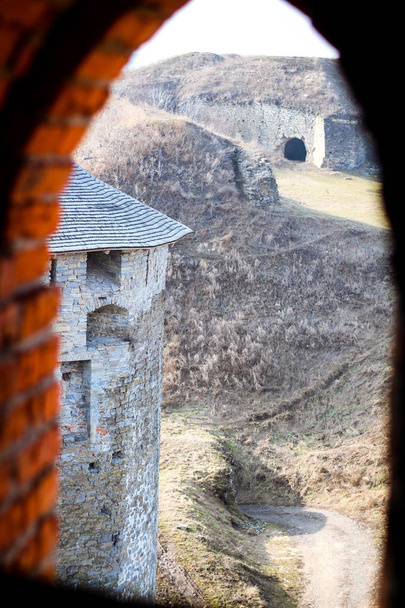 Eski mimari ve taşlar. Kamyanets Podilsky Kalesi. Günlük fotoğraflar. Kalenin ayrıntıları. Ahşap kirişler. Taş duvar ve çitler. Kuleleri ve koridorlar. Veranda. - Fotoğraf, Görsel