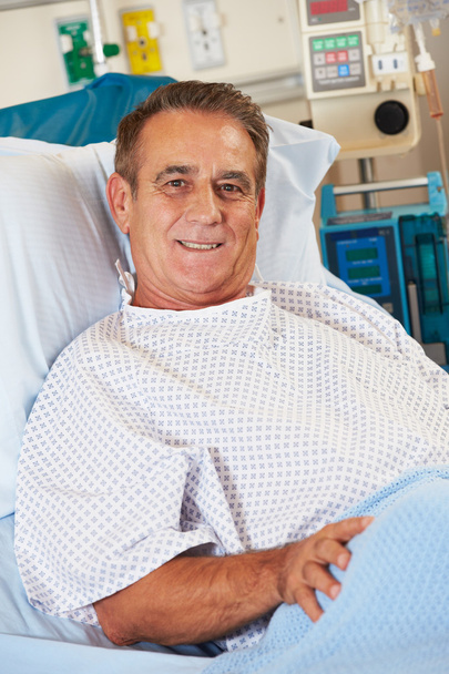 Retrato de paciente masculino relajándose en cama de hospital
 - Foto, imagen
