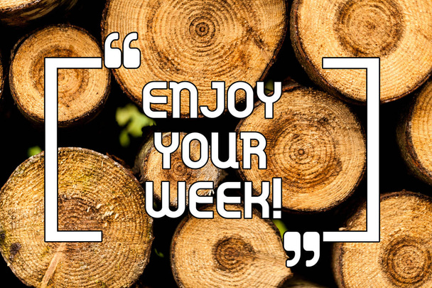 Κείμενο πινακίδα που δείχνει Απολαύστε σου εβδομάδα. Εννοιολογική φωτογραφία τις καλύτερες ευχές για το ξεκίνημα της εβδομάδας έχουν μεγάλες μέρες ξύλινο υπόβαθρο εκλεκτής ποιότητας ξύλο άγριο μήνυμα ιδέες προθέσεις σκέψεις. - Φωτογραφία, εικόνα