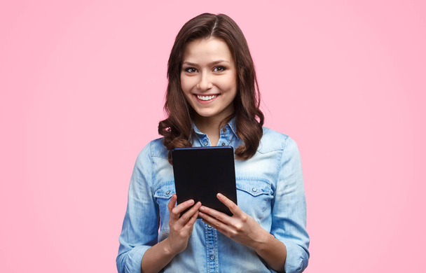 Smiling woman using tablet - 写真・画像