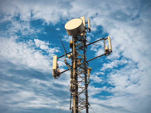 Celular 3G, 4G y 5G. Base Station o Base Transceiver Station. Torre de telecomunicaciones. Transmisor de antena de comunicación inalámbrica. Torre de telecomunicaciones con antenas contra el cielo azul
. - Foto, Imagen