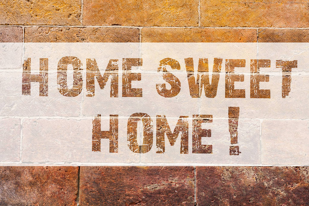 Tekstikyltissä lukee Home Sweet Home. Käsitteellinen kuva Talossa vihdoin mukava tunne rento Perheaika Tiiliseinätaide kuten Graffiti motivoiva puhelu kirjoitettu seinälle
. - Valokuva, kuva