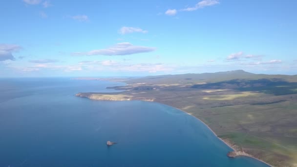 ロシア、バイカル湖、湾の小さな海。島モンゴルへの北の部分のビュー。ビデオ。Ultrahd (4 k) - 映像、動画