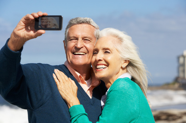 Couple aîné avec caméra sur la plage
 - Photo, image