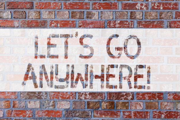 Käsiala tekstin kirjoittaminen Let S Go Anywhere. Käsite tarkoittaa pyytää osoittamaan mennä ulos uusia paikkoja tavata vieraita Brick Wall taidetta kuten Graffiti motivaatio puhelu kirjoitettu seinään
. - Valokuva, kuva