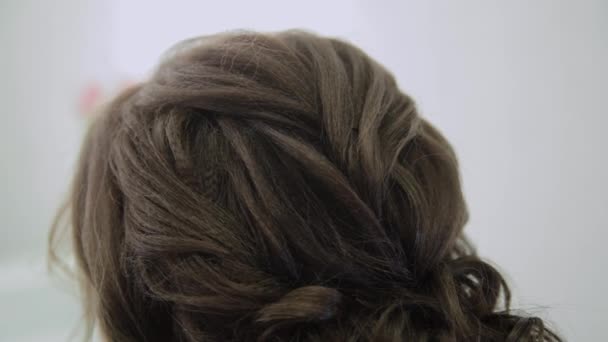 Szép nő, egy nagyon modern frizurát a szépségszalonban. - Felvétel, videó