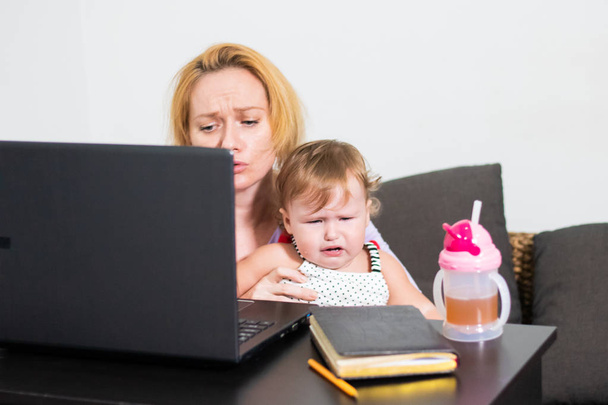 Mamma freelance lavora. Il bambino interferisce. problemi di freelance
 - Foto, immagini