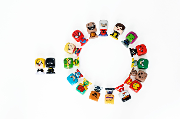 Команда приключений на белом фоне: коллекция игрушек
 - Фото, изображение