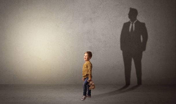 Маленький хлопчик з тіні бізнесмена
 - Фото, зображення