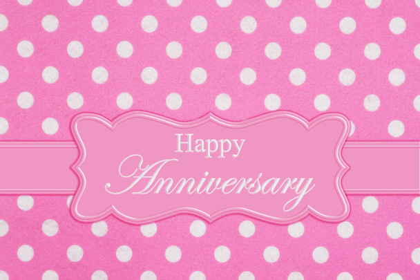 Feliz Aniversario saludo en una cinta con tela texturizada de fieltro de lunares rosa brillante y blanco
 - Foto, imagen