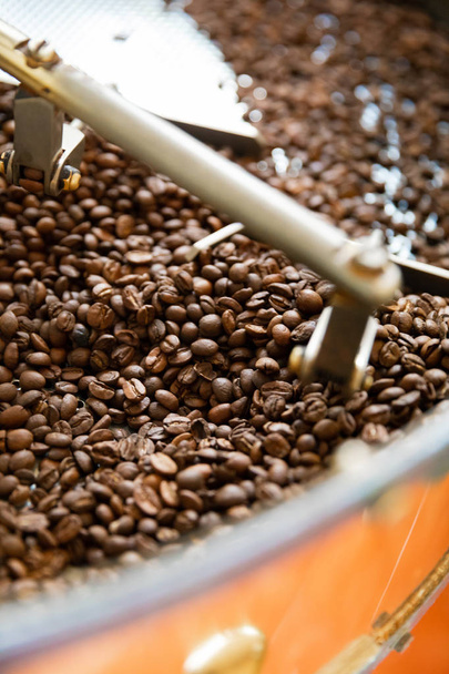 Torrefazione di chicchi di caffè biologici crudi nella produzione su piccola scala
 - Foto, immagini