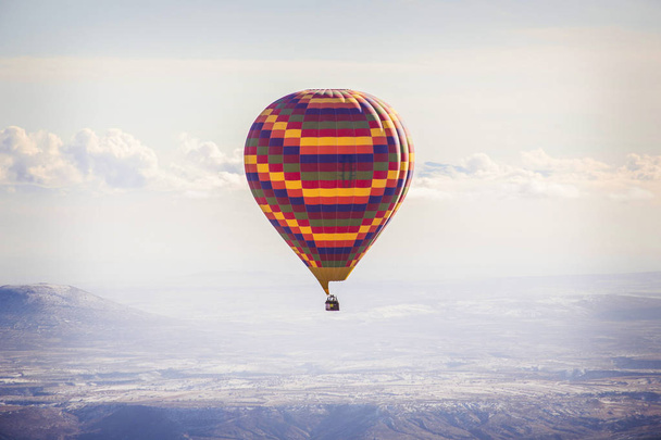 GOREME, TURKEY - grudzień 2018: Kolorowe balony na ogrzane powietrze nad Kapadocją (Kapadokya), Greme Turcja - Zdjęcie, obraz