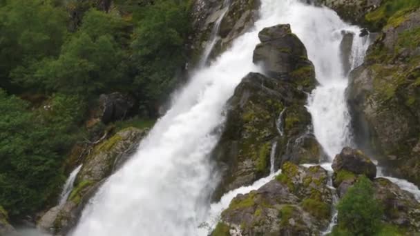 Wodospad Kleivafossen, lodowiec Briksdal w Norwegii - Materiał filmowy, wideo