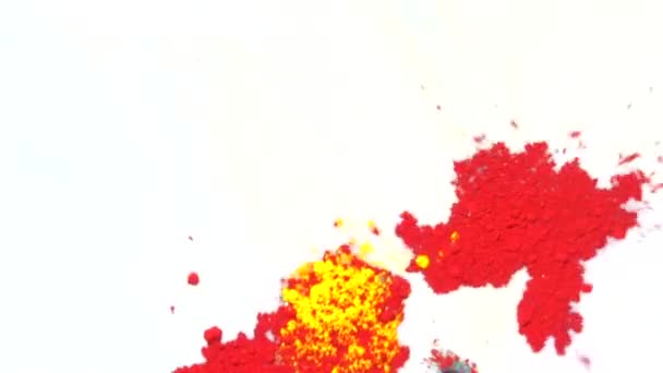 Primer plano de manchas de colores en el líquido blanco y el patrón multicolor. Colores rojos y amarillos en la leche
 - Imágenes, Vídeo