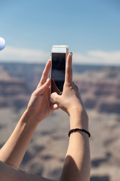 Femme photographiant Grand Canyon avec smartphone
. - Photo, image