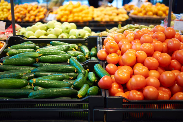 Gyümölcsök és zöldségek szupermarket eladó - Fotó, kép