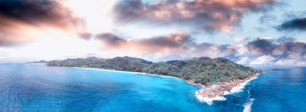 Όμορφη ΓΒΕ Αεροφωτογραφία του ωκεάνια παραλία με κρυστάλλινα νερά. - Φωτογραφία, εικόνα