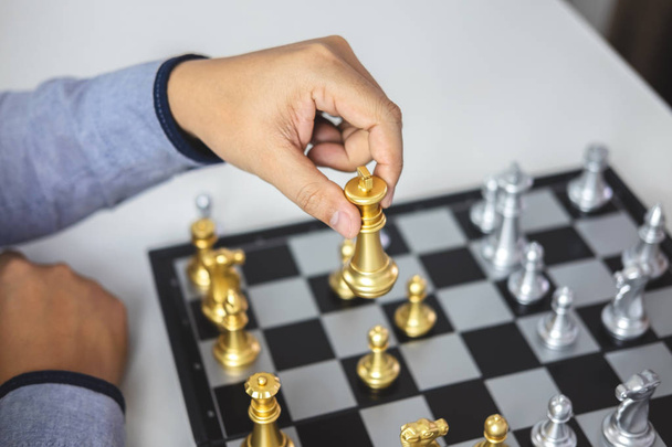 Планирование и стратегическая концепция, Бусинессман играет в шахматы и думает о стратегии краха противоположной команды и анализе развития для победы и успеха
. - Фото, изображение