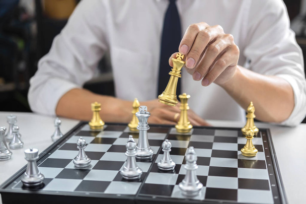 Планування і стратегічна концепція, бізнесмен грає в шахи і стратегію мислення про крах повалення протилежної команди і аналіз розвитку для перемоги і успіху
. - Фото, зображення