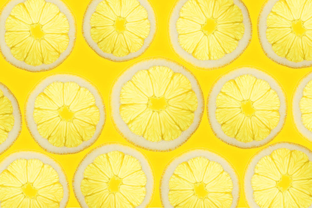 Arka plan meyve üst görünümü aşağıdaki ışıklı limon dilimleri - Fotoğraf, Görsel